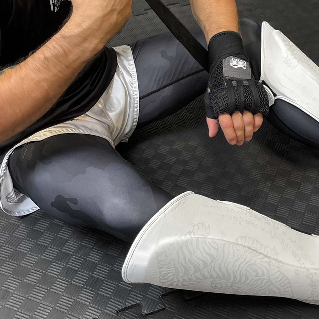 Espinilleras Phantom Athletics Muay Thai – Blanco Frost