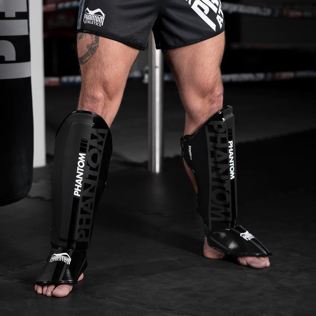 Ochraniacze na piszczele Phantom Athletics APEX Striking – Czarne/Szare