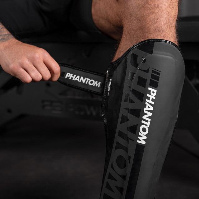 Ochraniacze na piszczele Phantom Athletics APEX Striking – Czarne/Szare