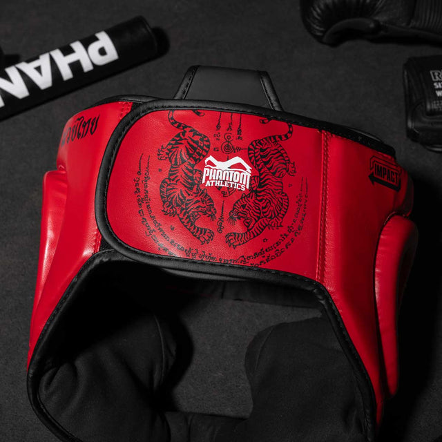 Kask bokserski Phantom Athletics Muay Thai – Czerwony
