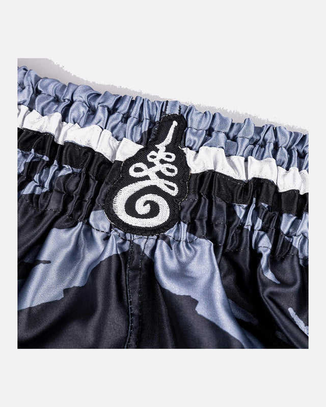 8 WEAPONS Muay-Thai-Shorts 8 Ways Yant – Schwarz/Silber