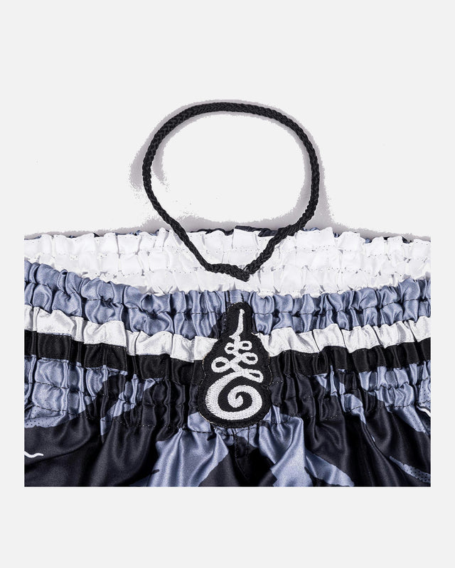 8 WEAPONS Muay-Thai-Shorts 8 Ways Yant – Schwarz/Silber