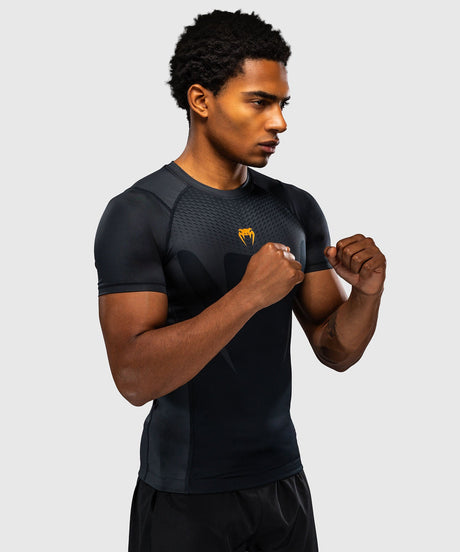 Rashguard Venum Attack Krótki Rękaw – Czarny/Złoty