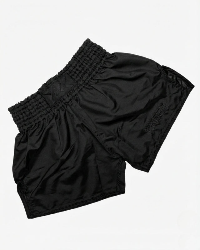 Pantaloncini Muay Thai Caged Classic – Nero/Nero flat lay