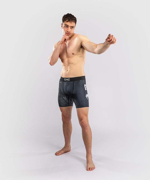 Shorts de compression Venum Karate Combat – Noir/Gris