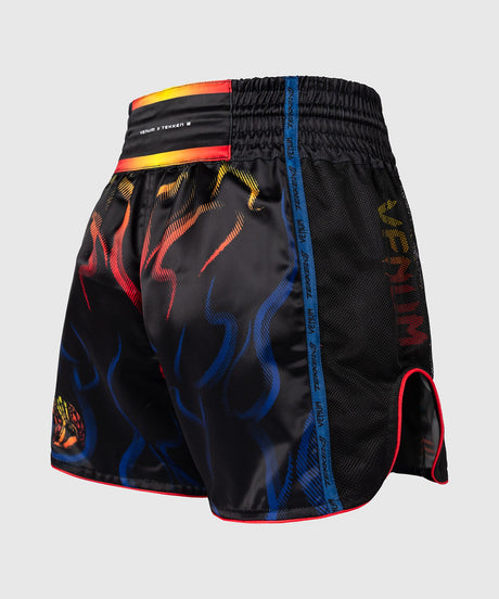 Spodenki Muay Thai Venum TEKKEN 8 Yoshimitsu – Czarne/Pomarańczowe – zdjęcie 3
