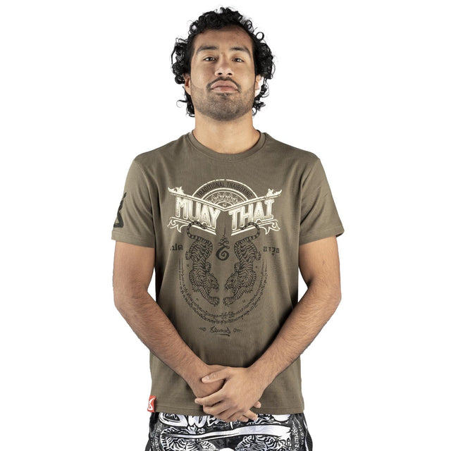 8 WEAPONS T-shirt Sak Yant Tigers – Oliven