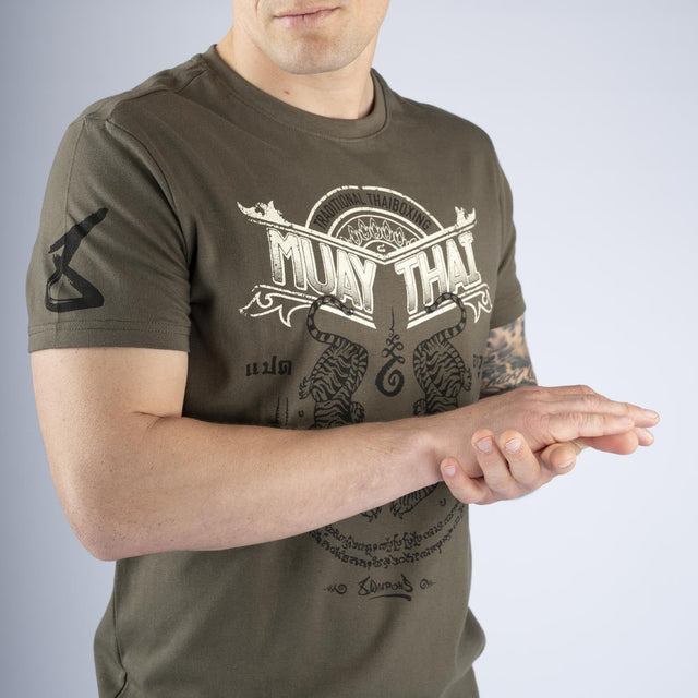 8 WEAPONS T-shirt Sak Yant Tigers – Oliven