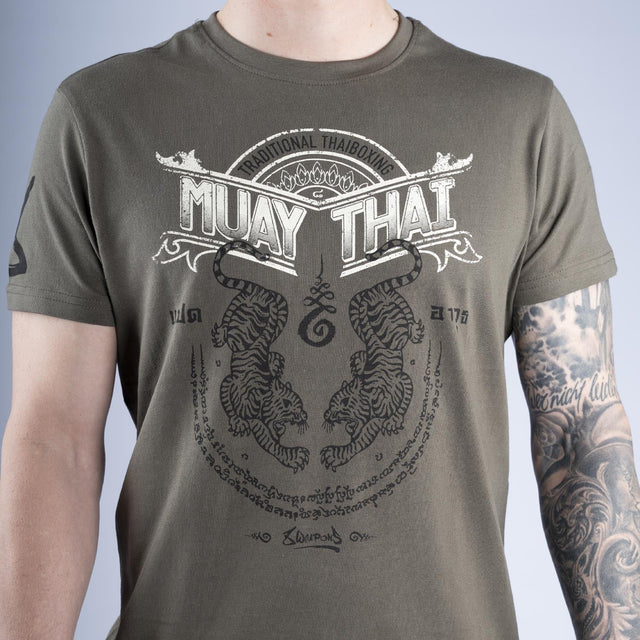 8 WEAPONS T-shirt Sak Yant Tigers – Oliven