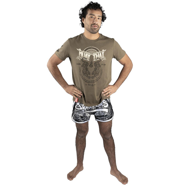 8 WEAPONS T-shirt Sak Yant Tigers – Oliven