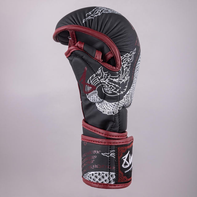 8 WEAPONS MMA Handschoenen Sak Yant Naga - Zwart/Marijnrood