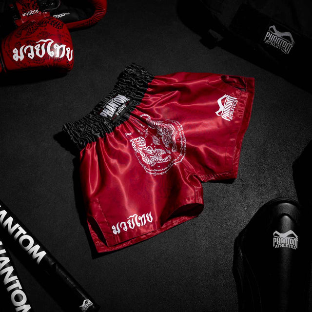 Spodenki Muay Thai Phantom Athletics Sak Yant – Czerwone
