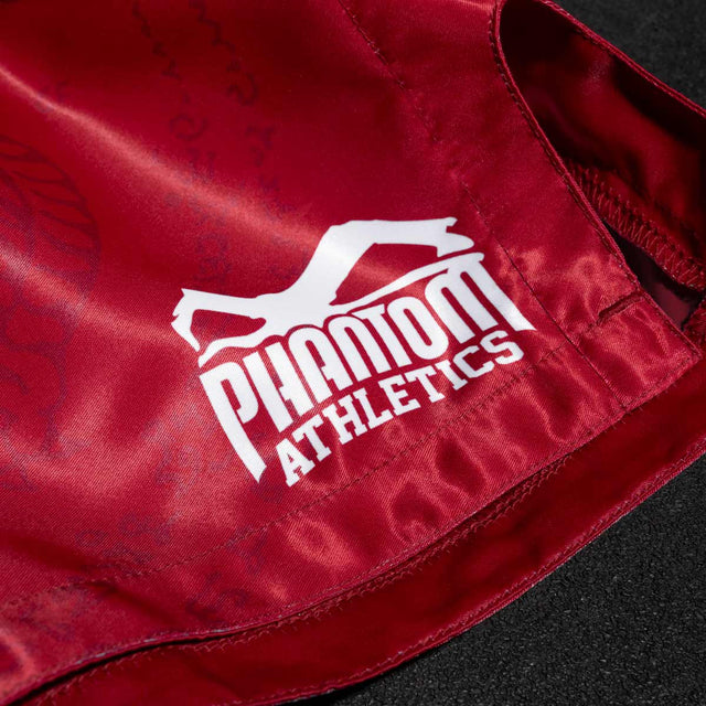 Spodenki Muay Thai Phantom Athletics Sak Yant – Czerwone