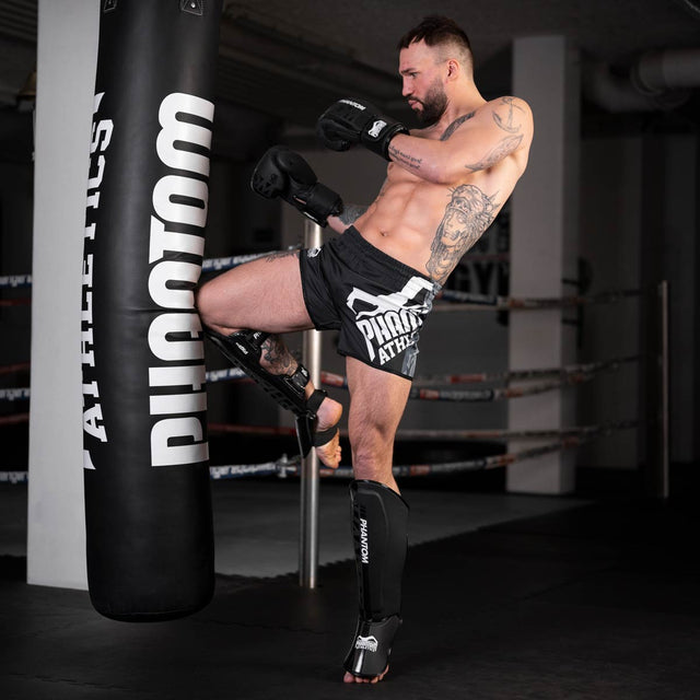 Ochraniacze na piszczele Phantom Athletics APEX Striking – Czarne/Szare
