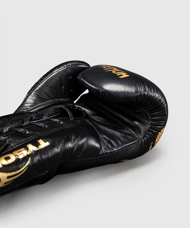 Gants de boxe Venum x Mike Tyson Giant 2.0 Pro à lacets – Noir/Or