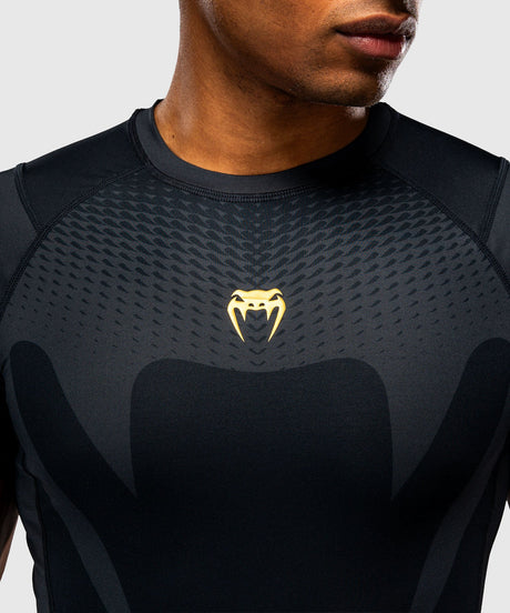 Rashguard Venum Attack Krótki Rękaw – Czarny/Złoty