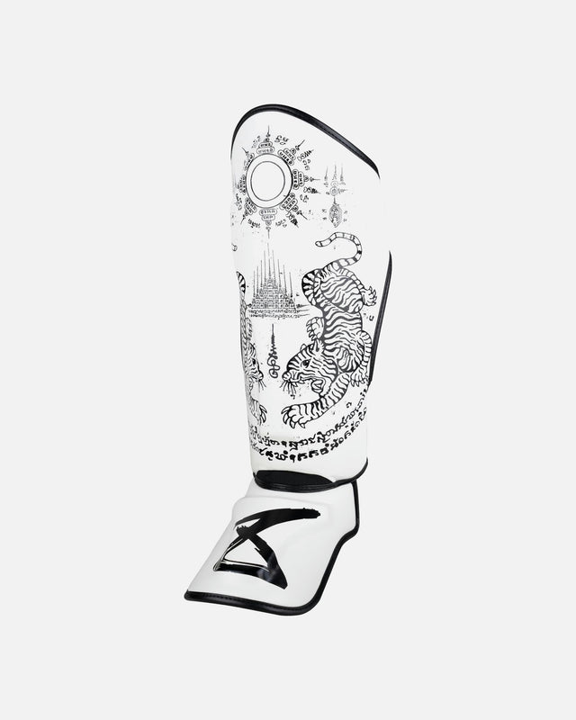 Protège-tibias 8 WEAPONS Sak Yant Tigers – Blanc/Noir