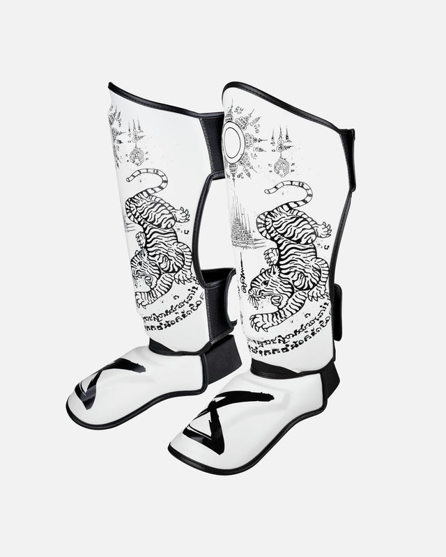 Protège-tibias 8 WEAPONS Sak Yant Tigers – Blanc/Noir