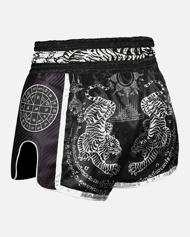8 WEAPONS Muay Thai Shorts Carbon Sak Yant Tigers - Zwart