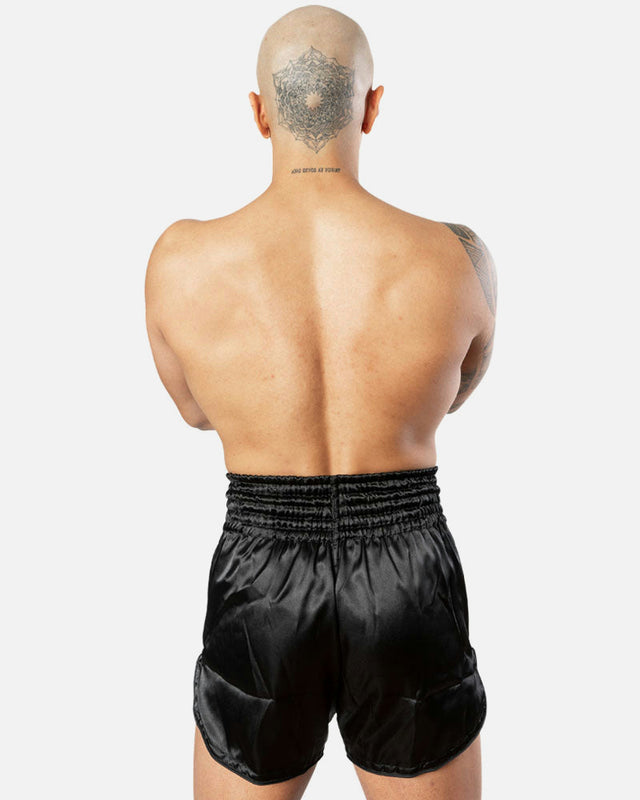 8 WEAPONS Muay-Thai-Shorts Strike – Schwarz/Weiß