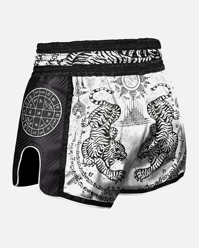 8 WEAPONS Muay Thai shorts Carbon Sak Yant Tigers – Hvid