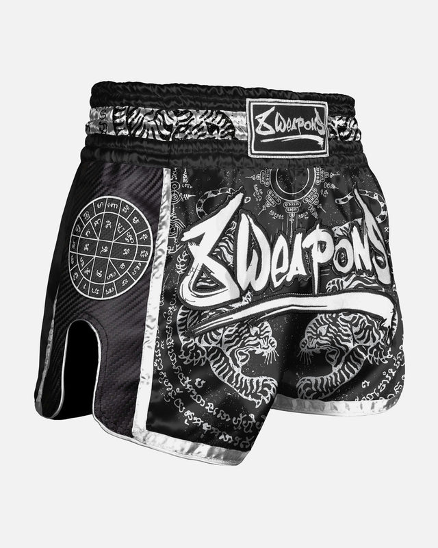 8 WEAPONS Muay Thai Shorts Carbon Sak Yant Tigers - Zwart