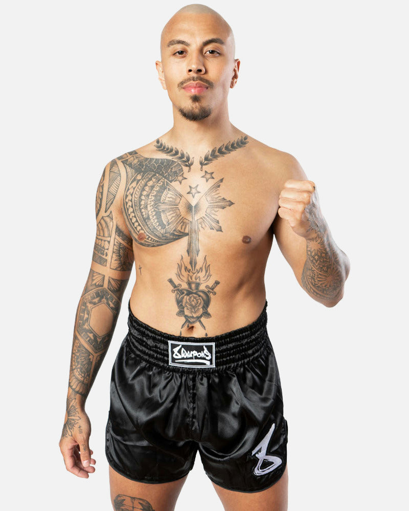 8 WEAPONS Muay-Thai-Shorts Strike – Schwarz/Weiß