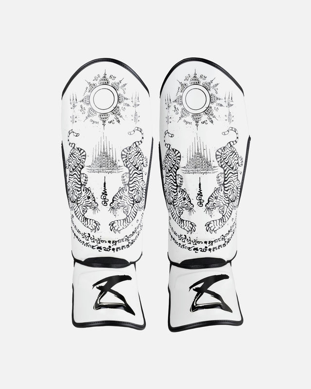 Protège-tibias 8 WEAPONS Sak Yant Tigers – Blanc/Noir