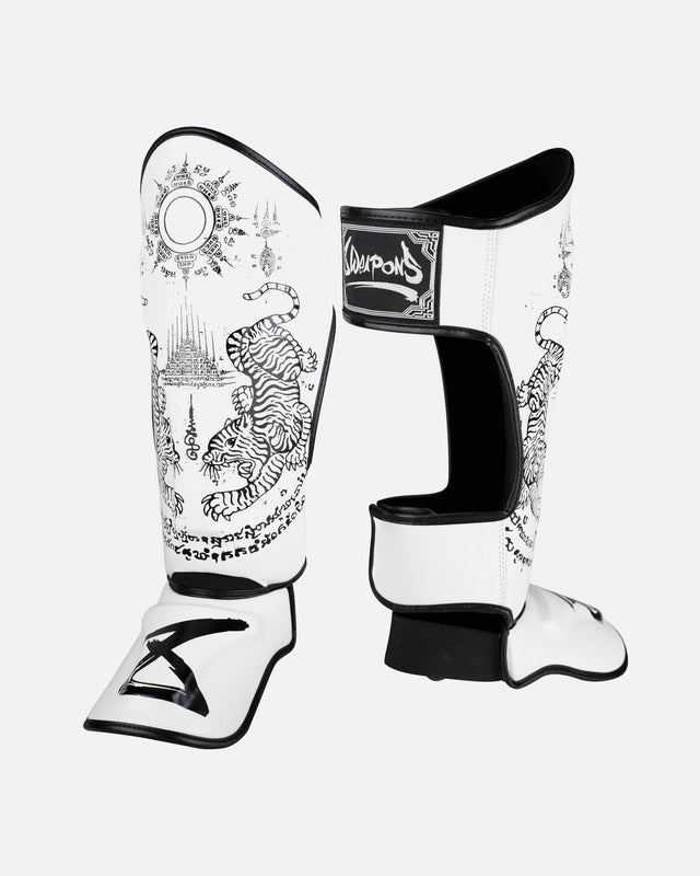 Protège-tibias 8 WEAPONS Sak Yant Tigers – Blanc/Noir
