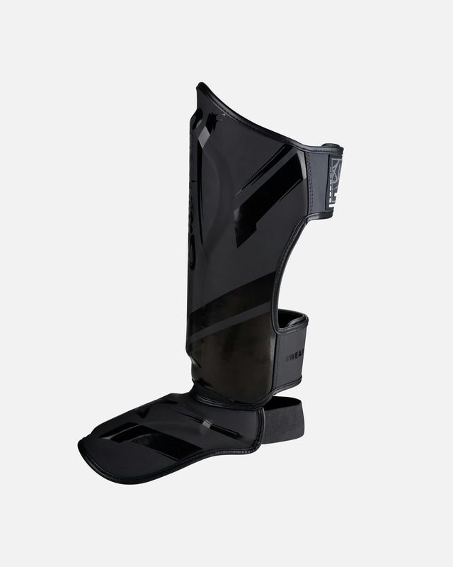 8 WEAPONS Skinnebensbeskyttere Shift – Sort