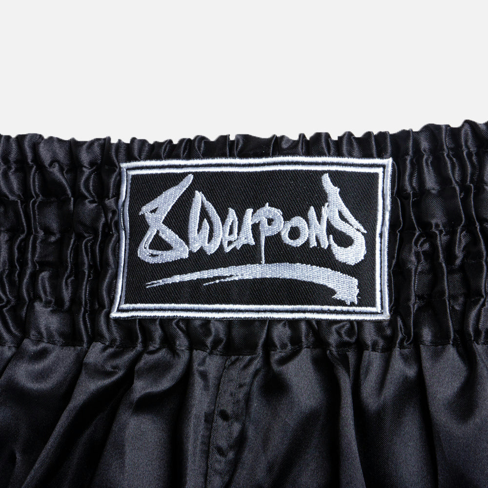 8 WEAPONS Muay-Thai-Shorts Strike – Schwarz/Weiß