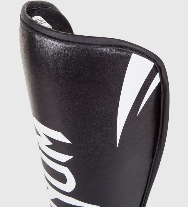 Caneleiras de kickboxing Venum Challenger – Preto/Branco – Caneleiras